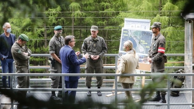 Lageeinweisung am Brenner mit LH Platter, Ministerin Tanner und Bundesheer-Offizieren. (Bild: Birbaumer Christof)