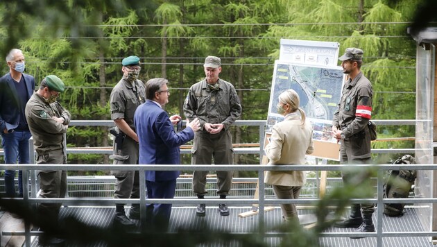 Lageeinweisung am Brenner mit LH Platter, Ministerin Tanner und Bundesheer-Offizieren. (Bild: Birbaumer Christof)