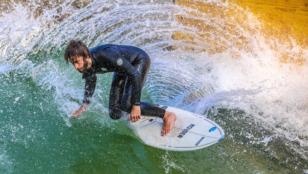 Surfer stürmen wegen der neuen künstlichen Welle Ebensee (Bild: Marion Hörmandinger)