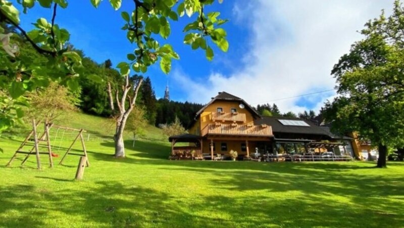 Die Buschenschank vor dem Pyramidenkogel bietet Gästen eine atemberaubende Aussicht. (Bild: Stefan Buchsbaum)