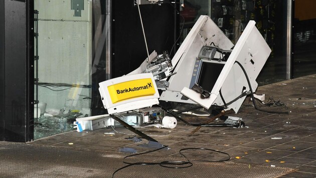 In Hopfgarten im Brixental (Tirol) wurde bei einem Lebensmittelmarkt ein Bankomat gesprengt. (Bild: APA/ZOOM.TIROL)
