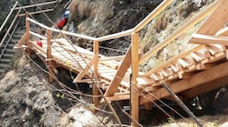 Der desolate Steg der Raggaschlucht musste durch einen neuen Holzpfad ersetzt werden. (Bild: Gemeinde Flattach)