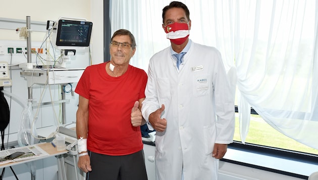 Primarius Reinhard Mittermair mit seinem Patienten. (Bild: KABEG)