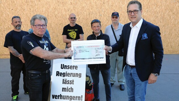 Der berüchtigte Theo Böhm darf sich über 500 Euro von Ex-Vizekanzler Heinz-Christian Strache freuen. (Bild: Die Allianz für Österreich)