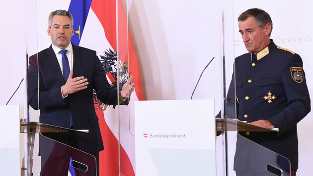 Innenminister Karl Nehammer (ÖVP) und Franz Lang. Der Generaldirektor für die öffentliche Sicherheit ist derzeit auch Leiter des Bundeskriminalamts. (Bild: APA/HELMUT FOHRINGER)