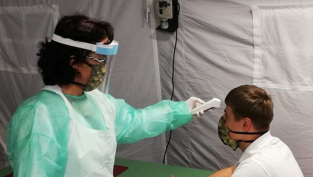 Im Screening-Zelt wird auch Fieber gemessen (Bild: Militärkommando OÖ)