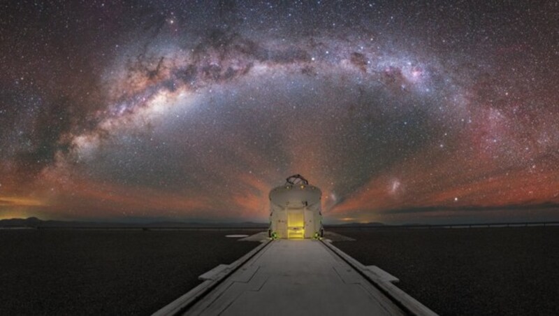 Die Milchstraße hinter dem „Very Large Telescope“ (VLT) der ESO in Chile (Bild: ESO/Y. Beletsky)