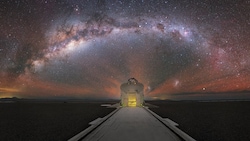 Die Milchstraße hinter dem „Very Large Telescope“ (VLT) der ESO in Chile (Bild: ESO/Y. Beletsky)