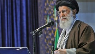 Khamenei hielt seine Rede vor dem neuen Kabinett von Präsident Massud Peseschkian. (Bild: APA/AFP/KHAMENEI.IR/HO)