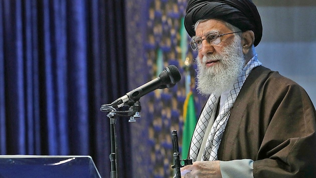 Ayatollah Ali Khamenei will „jede Nation oder Gruppe, die gegen das zionistische Regime ist und es bekämpft, unterstützen“. (Bild: APA/AFP/KHAMENEI.IR/HO)
