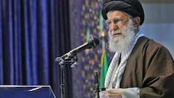 Khamenei hielt seine Rede vor dem neuen Kabinett von Präsident Massud Peseschkian. (Bild: APA/AFP/KHAMENEI.IR/HO)