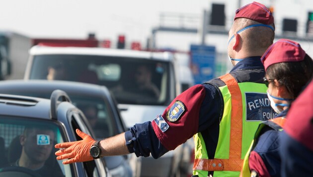 Ungarische Polizisten (Bild: APA/AFP/Alex Halada)