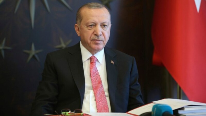 Der türkische Präsident Recep Tayyip Erdogan war über den Zwischenfall in Izmir nicht erfreut. (Bild: AP)