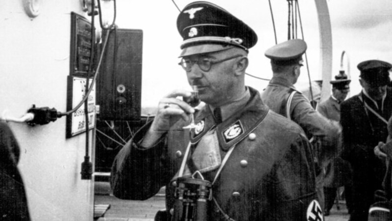 Himmler beim Erheben des Glases. Alkoholkonsum in seiner SS artete aber oft zu Säufertum aus. (Bild: ORF)