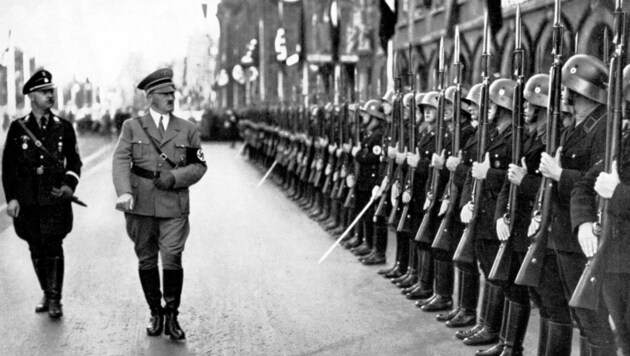 Himmler, am Foto mit Nazi-Diktator Adolf Hitler, hatte seine SS im Griff. Es brauchte keine ausdrücklichen Anweisungen, auch was den Massenmord an Juden anlangte. Befand sich Hitler in Berchtesgaden, schlug der SS-Reichsführer sein Quartier zumeist in Aigen bei Salzburg auf. (Bild: Karger-Decker)