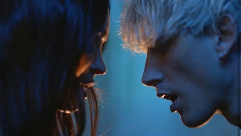 Im neuen Musikvideo von Machine Gun Kelly zeigt sich Megan Fox verführerisch. (Bild: youtube.com)