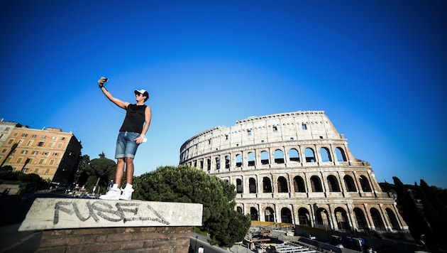 Ein Selfie vor dem Kolosseum (Bild: AFP)