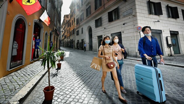 Die ersten Touristen kehren nach dem Lockdown nach Rom zurück ... (Bild: AFP)