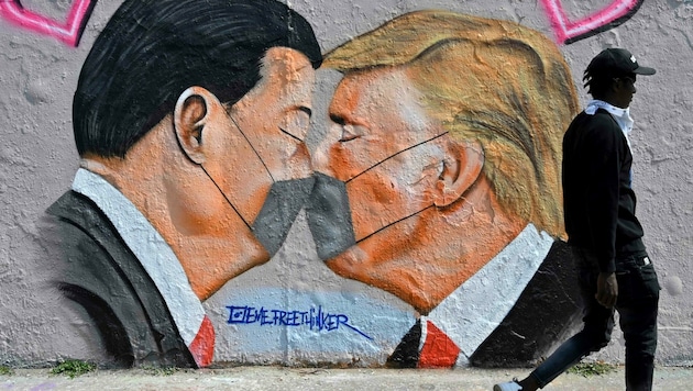 Trump und Chinas Xi - einen schönen Traum zeigt ein Mauerbild in Berlin in Anlehnung an die legendäre Kuss-Darstellung Breschnew - Honecker. (Bild: AFP)