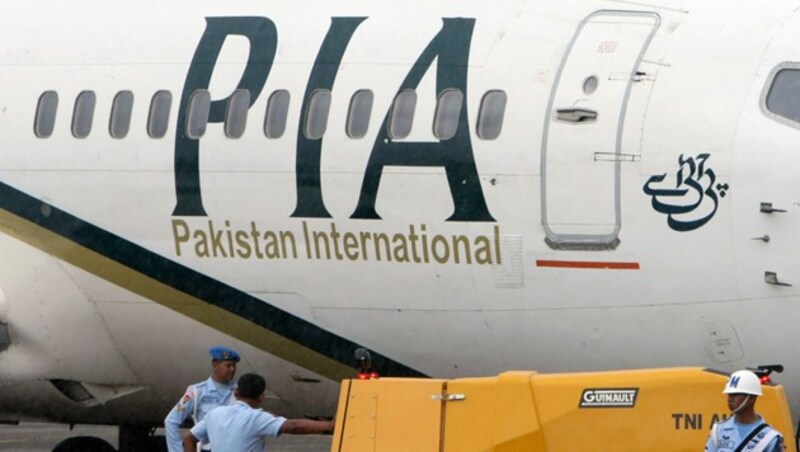 Ein Flugzeug der staatlichen Fluggesellschaft Pakistani International Airlines (Bild: AP)