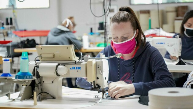 Mehr als 100.000 Masken wurden bei Löffler seit Mitte März hergestellt. Nun wird die Produktion zurückgefahren. (Bild: Daniel Scharinger)