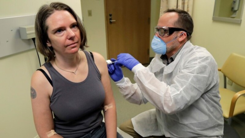 Eine Frau erhält eine mögliche Impfung gegen das neuartige Coronavirus im Zuge einer klinischen Sicherheitsstudie in Seattle (USA). (Bild: Associated Press)