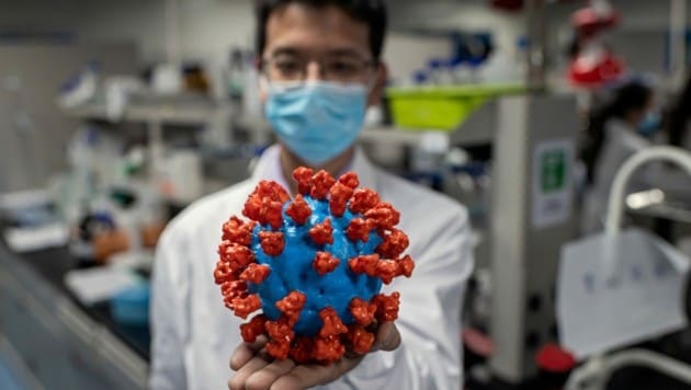 Ein plastisches Modell des neuartigen Coronavirus in einem Labor in China (Bild: AFP)