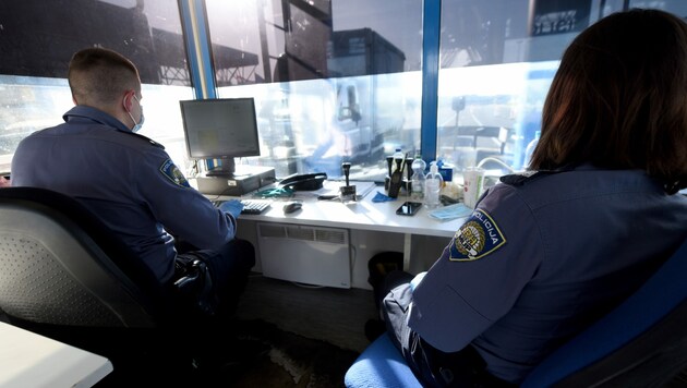 Die kroatische Polizei in Bregana an der kroatisch-slowenischen Grenze (Bild: AFP)