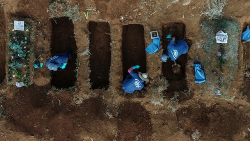 Arbeiter heben in einem Vorort von Sao Paulo in Brasilien Gräber für Opfer der Coronavirus-Pandemie aus. (Bild: AFP)