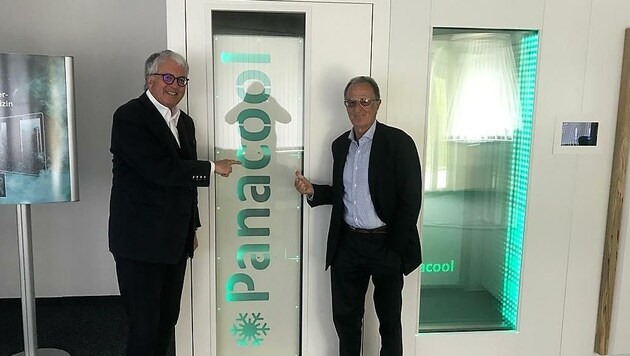 Manfred Pesek und Jakob Hraschan von Panaceo sind stolz auf ihre Neuentwicklung, die Panacool-Kältekabine. (Bild: Kimeswenger Fritz)