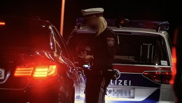 Die Polizisten löste das Tuningtreffen rasch auf. (Bild: Markus Tschepp, Krone KREATIV)