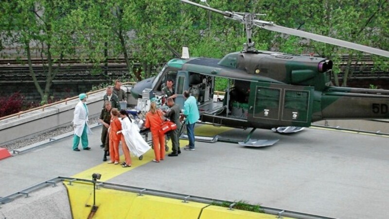 Der Augusta-Bell-Hubschrauber mit Notfallpatientin landet auf dem Dach des Wiener AKH. (Bild: AKH Wien)