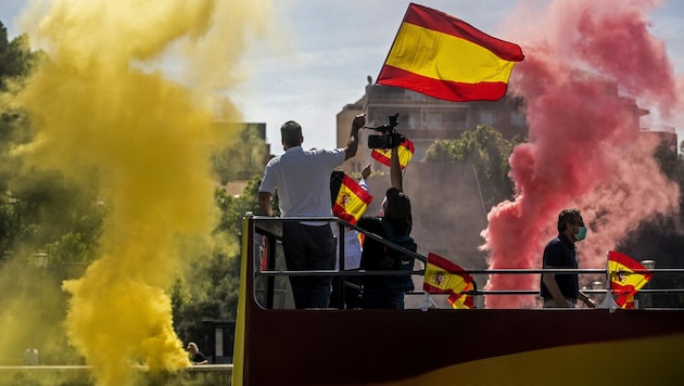 In Madrid und vielen anderen Städten des Landes folgten die Demonstranten am Samstag dem Aufruf der rechtspopulistischen Partei Vox. (Bild: The Associated Press)