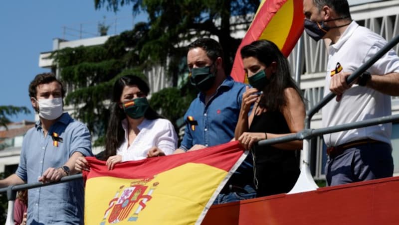 Die rechtspopulistische Vox-Partei mit ihrem Chef Santiago Abascal (Mitte) (Bild: AFP)