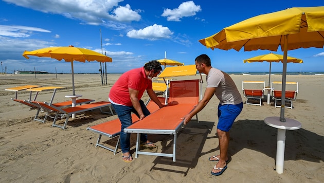 In Cesenatico an der Adria-Küste wird alles für Strandbesucher bereit gemacht. (Bild: AFP or licensors)