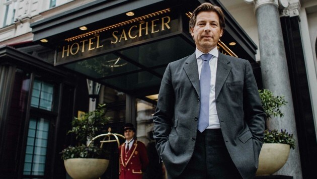 Sacher-Boss Matthias Winkler vor dem weltbekannten Hotel (Bild: ServusTV)