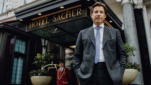 Sacher-Boss Matthias Winkler vor dem weltbekannten Hotel (Bild: ServusTV)