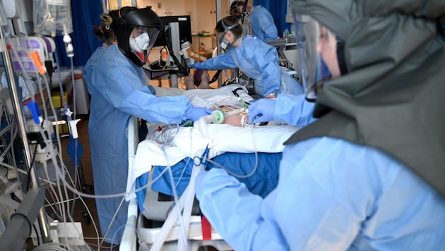 In einem Krankenhaus im britischen Cambridge wird ein Covid-19-Patient versorgt. (Bild: AFP)