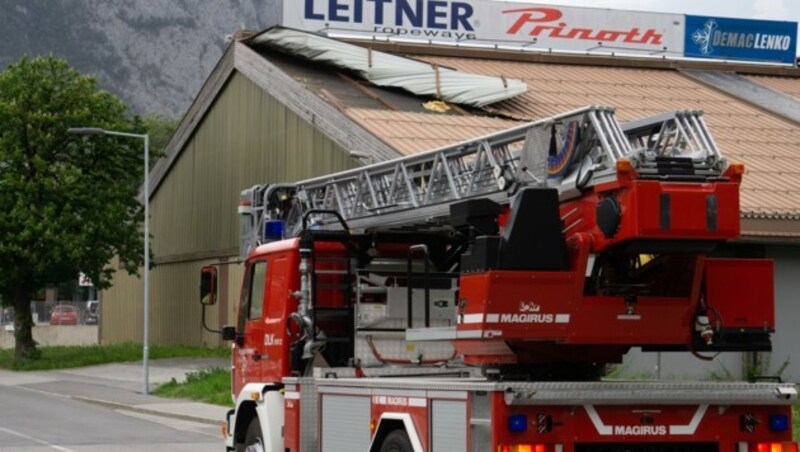 In Zirl wurde das Dach eines Firmengebäudes beschädigt. (Bild: zeitungsfoto.at/Liebl Daniel)