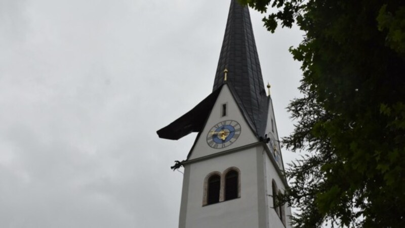 In Münster wurde das Kirchendach beschädigt. (Bild: ZOOM.TIROL)