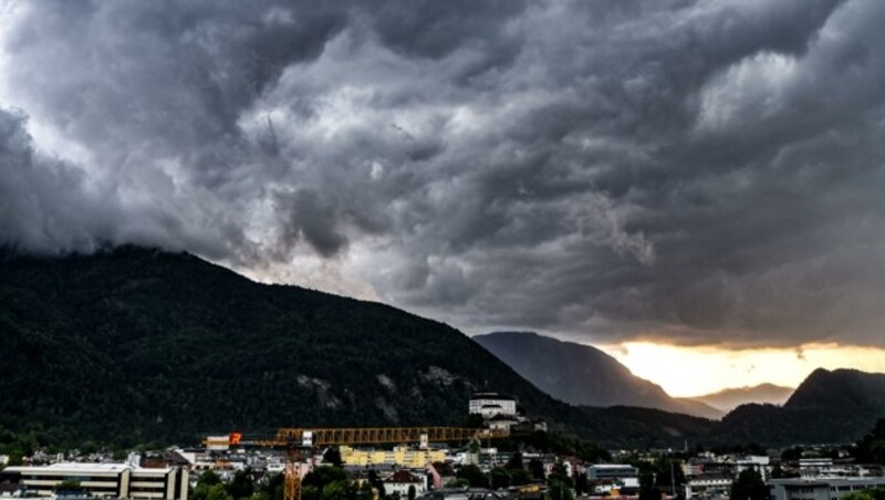 Dunkle Wolken zogen am Samstagnachmittag über Kufstein herein. (Bild: Hubert Berger)