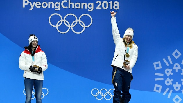 Anna Veith mit ihrer Silbermedaille neben Olympiasiegerin Ester Ledecka, anno 2018 (Bild: APA/HANS KLAUS TECHT)