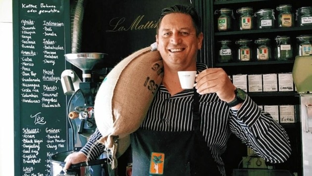 Razvan Ilie Ban verkauft im „La Mattina“ in Villach Kaffeebohnen aus der ganzen Welt. (Bild: Ilie Ban)
