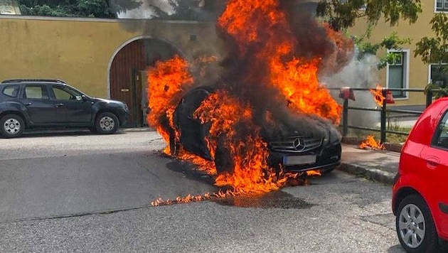 Samstagmittag ging im Ortszentrum von Traiskirchen ein Mercedes-Benz Coupé in Flammen auf. (Bild: APA/BFK BADEN/STEFAN SCHNEIDER)