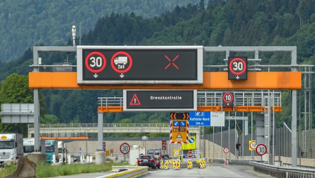 Knapp vor der Ausfahrt Kufstein-Nord befindet sich die österreichische Grenzkontrollstelle. (Bild: Hubert Berger)