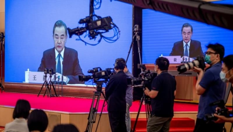 Chinas Außenminister Wang Yi spricht vor Journalisten im Rahmen des Volkskongresses über die angespannte Beziehung zu den Vereinigten Staaten. (Bild: AFP)