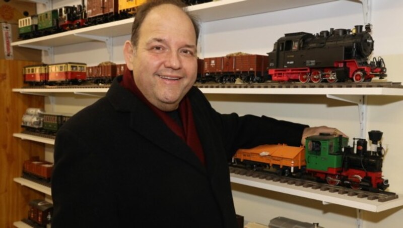 Gerald Pichowetz und seine Modelleisenbahn (Bild: Karl Schöndorfer / picturedesk.com)