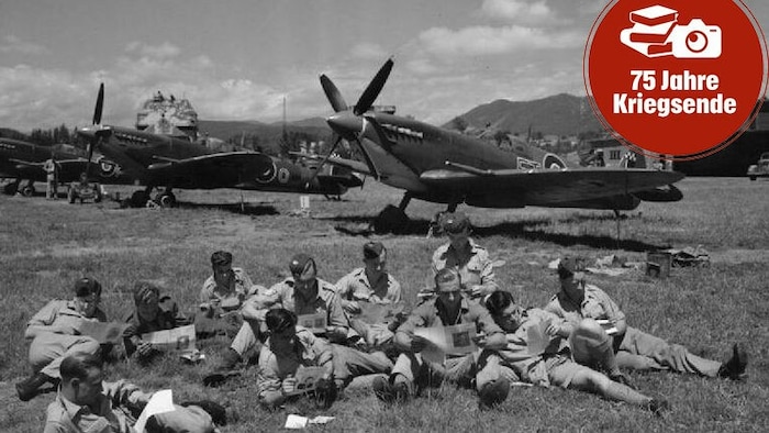 Britische Flieger mit ihren „Spitfires“ und „Hawker Hurricanes“ am Flughafen in Klagenfurt im ...