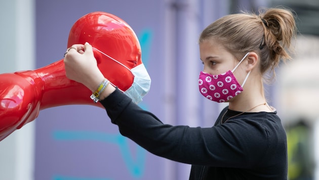 Covid-positive Kinder dürfen weiterhin nicht in Betreuungseinrichtungen - vielen Eltern drohten dadurch Gehaltseinbußen. (Bild: APA/dpa/Friso Gentsch)