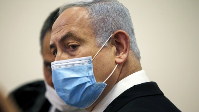 Israels Premierminister Benjamin Netanyahu vor dem Prozessbeginn. Ihm wird Korruption vorgeworfen. (Bild: AFP)